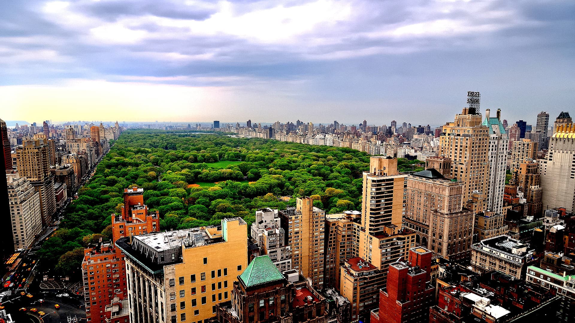 An expansive view of Central Park and the Manhattan skyline